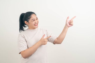 Arka planda elle sunum yapan Asyalı kadın.