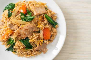 Beyaz tabakta domuz etli ev yapımı pilav.