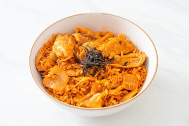 Kore usulü domuz dilimlenmiş kimchi pilavı.