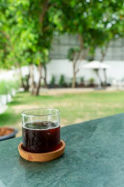 Kahve dükkanı ve restoranda buzlu americano kahve bardağı.