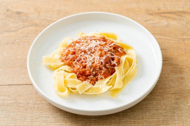 İtalyan usulü parmesan peynirli domuz bolonez fettucine makarna.