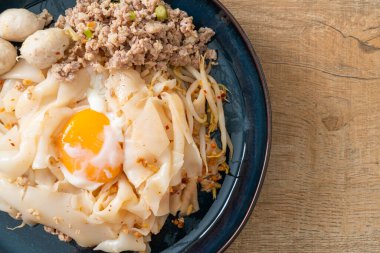 Kurutulmuş baharatlı erişte, kıymalı domuz eti, köfte ve yumurta Asya usulü.