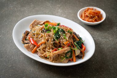 Japchae ya da karışık Kore vermicelli erişte sebzeli ve üzerine beyaz susamlı domuz eti - Kore geleneksel yemek tarzı