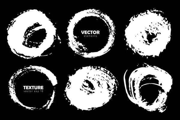 Grunge Set Brush Circle Shape Vector Round Strokes Λευκό χρώμα απομονωμένο σε μαύρο φόντο. Χειροποίητα στοιχεία από γρανάζι. Ζωγραφική μελανιού. Messy σχέδιο Τόπος για κείμενο και απόσπασμα — Διανυσματικό Αρχείο