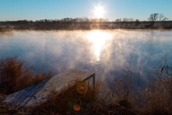 Холодное Осеннее Утро Восход Солнца Над Озером Туманом Небольшим Причалом — стоковое фото