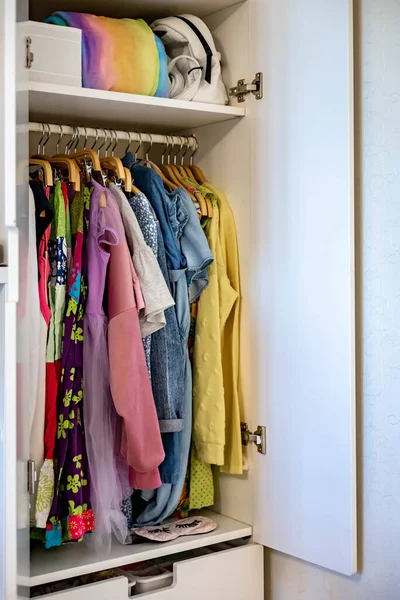 Шкаф с идеальными оттенками одежды для заказа. Одежда для хранения. Одежда для девочек-подростков. — стоковое фото