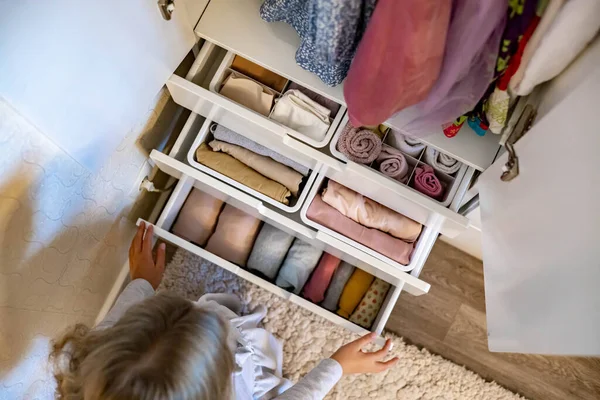 Las manos femeninas que organizan el almacenamiento de calcetines de ropa interior camisetas utilizan el método Marie Kondos. Perfeccionista adolescente chica — Foto de Stock