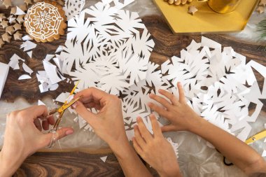El yapımı Noel Ağacı ile Noel kompozisyonu.