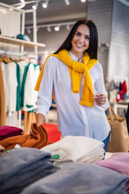 Modern kadın şık mağaza butik indiriminde kıyafet seçiyor. Boş zamanların zevkini çıkarıyor.
