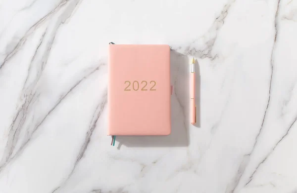 Rosa korallfärgad dagbok för år 2022, penna. Marmor bakgrund — Stockfoto