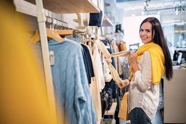 Mujer moderna eligiendo ropa en la tienda de moda boutique descuento disfrutando de ocio hobby —  Fotos de Stock