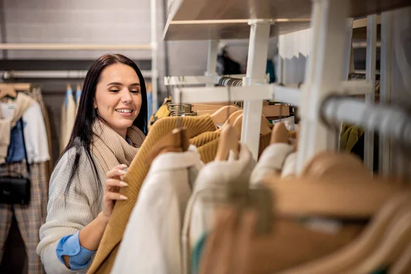 Mujer feliz comprador relajante disfrutando de 50 por ciento de venta en boutique de moda elegir ropa —  Fotos de Stock