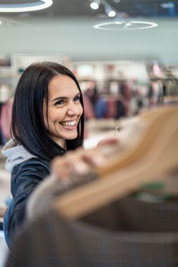 Modern kadın şık mağaza butik indiriminde kıyafet seçiyor. Boş zamanların zevkini çıkarıyor.