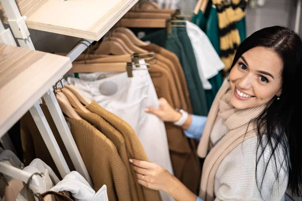 Mujer feliz comprador relajante disfrutando de 50 por ciento de venta en boutique de moda elegir ropa —  Fotos de Stock