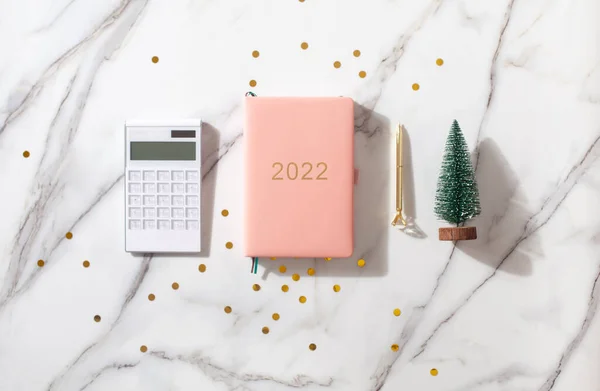 Platt låg sammansättning med nyår dekoration, korall färgad 2021 dagbok och kaffekopp — Stockfoto