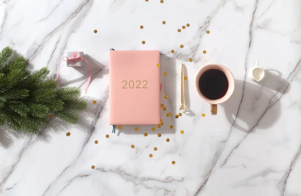 新年の装飾、サンゴ色の2022日記本とコーヒーカップとフラットレイ組成物 — ストック写真