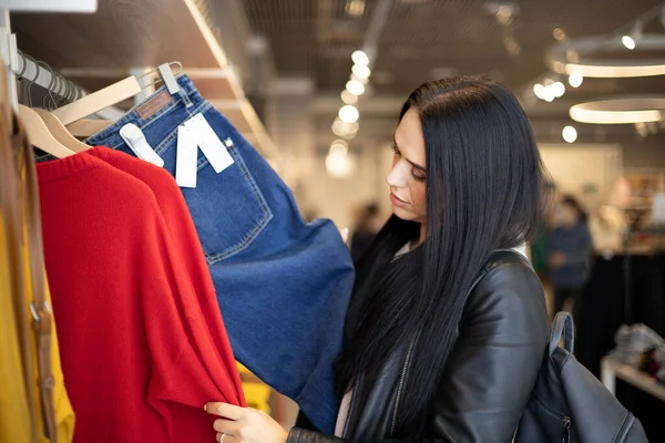 Mujer moderna eligiendo ropa en la tienda de moda boutique descuento disfrutando de ocio hobby —  Fotos de Stock