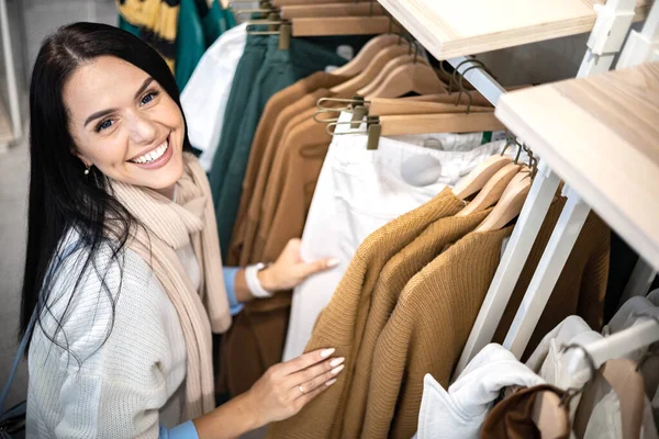 Mujer feliz comprador relajante disfrutando de 50 por ciento de venta en boutique de moda elegir ropa —  Fotos de Stock