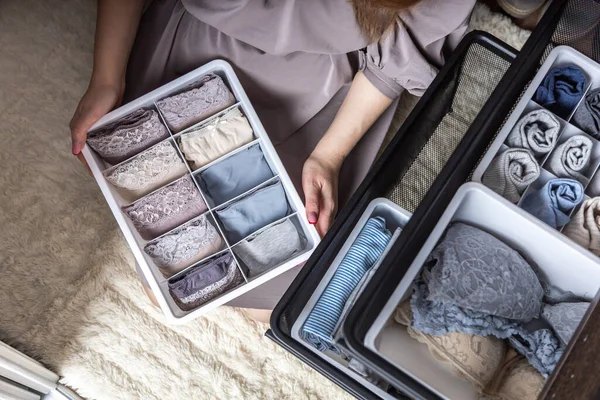 Vista superior femenina manos cómodas cajas de almacenamiento para bragas, calcetines, sujetadores Konmari método de almacenamiento — Foto de Stock