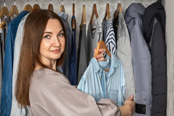 Retrato feliz pelirroja mujer elegir ropa moderna cómoda almacenamiento organizado armario cápsula —  Fotos de Stock