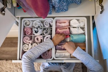 İç çamaşırı çorabı depolayan kadın elleri Marie Kondos metodunu kullanır. Mükemmeliyetçi genç kız.