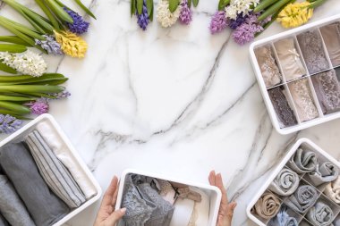 Doğal çiçeklerle süslenmiş lüks kompozisyon iç çamaşırı organizasyonu Marie Kondos yöntemi