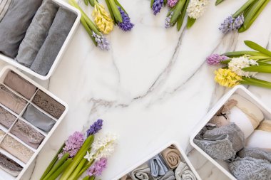 Doğal çiçeklerle süslenmiş lüks kompozisyon iç çamaşırı organizasyonu Marie Kondos yöntemi