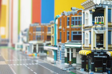 Pijamalı gülümseyen ev hanımı gardıropta yastıkta uyuyor. Modern dolapta saklanan kadın.