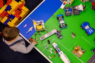 Küçük çocuk masada renkli lego oynuyor. Erken eğitim ve geliştirme.