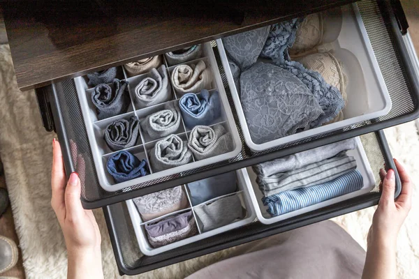 家庭主妇的手把内裤、衣服和配件整齐地摆放在现代衣柜里 — 图库照片