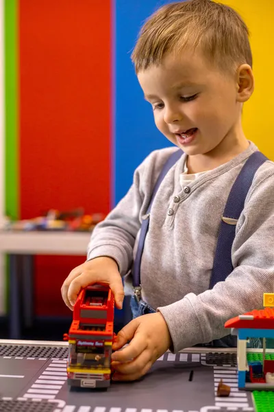 Küçük çocuk masada renkli lego oynuyor. Erken eğitim ve geliştirme.