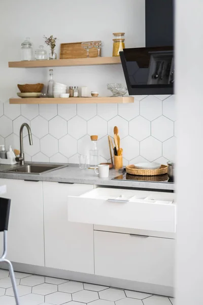 Minimalista konyha belseje skandináv stílusban, szépen összeszerelhető tartozékokkal és mosogatóeszközökkel — Stock Fotó