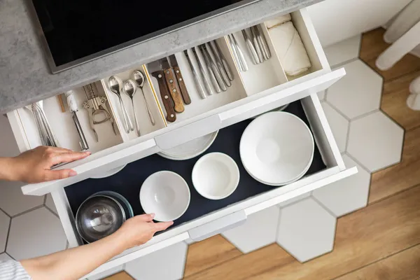 Vista superior moderna ama de casa ordenar armario de la cocina durante la limpieza general o ordenar —  Fotos de Stock