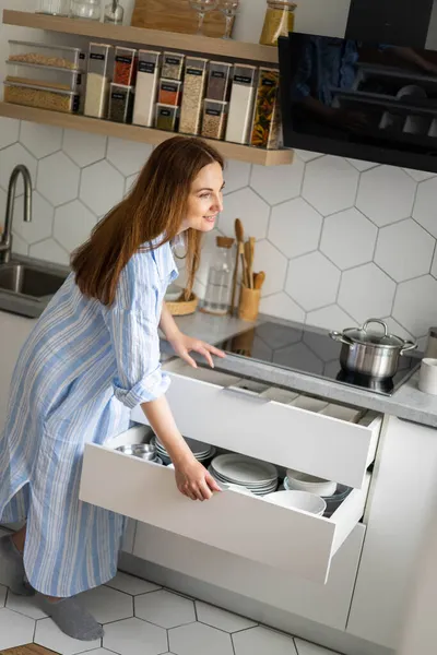 Top view nowoczesne gospodyni domowa sprzątanie szafki w kuchni podczas ogólnego sprzątania lub sprzątania — Zdjęcie stockowe