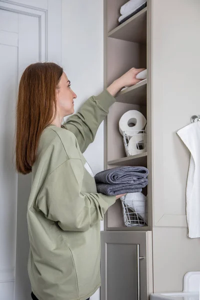 Las manos de las mujeres cuidadosamente poniendo o mostrando una toallas blancas enrolladas limpias hechas de algodón orgánico. —  Fotos de Stock