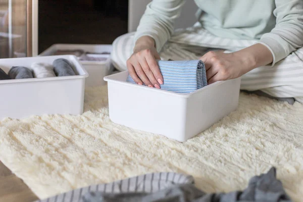 As mãos femininas que organizam o armazenamento de meias de roupa interior t-shirts usam o método Marie Kondos. Perfeccionista. — Fotografia de Stock
