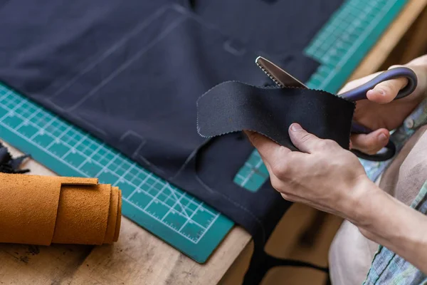 Esquema de desenho artesão forro para saco em tecido criando couro na oficina de couro estúdio — Fotografia de Stock
