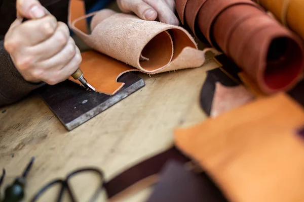 Artesanal máquinas borda de material natural peça de trabalho usar faca encaracolado profissional. Workshop de couro — Fotografia de Stock
