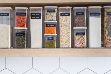 Mutfak içi İskandinav tarzında boş. Yiyecek plastik kutulara konuyor.