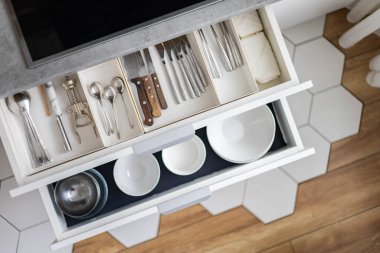 Kuzey tarzı modern minimalist mutfakta üst düzey depolama tabakları çekmecede.