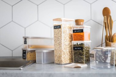 Mutfaktaki yiyecekleri düzenli tutmak için başlık isimleriyle birlikte saydam dosya kutusu.