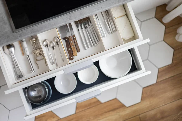 Kuzey tarzı modern minimalist mutfakta üst düzey depolama tabakları çekmecede.