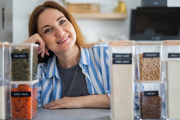 Kobieta profesjonalny organizator przestrzeni uśmiechnięta pozowanie z pudełkami na wygodne przechowywanie produktu — Zdjęcie stockowe
