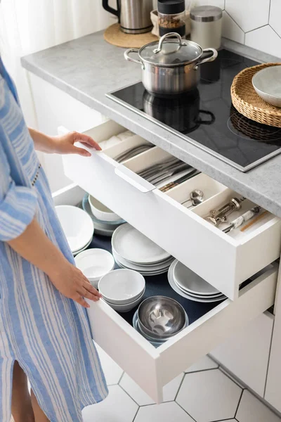 Vista superior moderna dona de casa arrumando armário de cozinha durante a limpeza geral ou arrumando — Fotografia de Stock