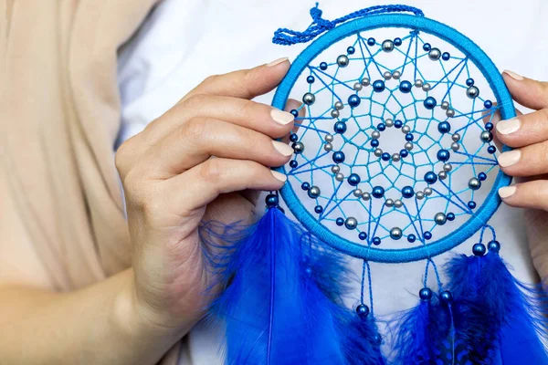 Closeup mulher artística posando segurando dreamcatcher com brilhantes penas azuis arte — Fotografia de Stock