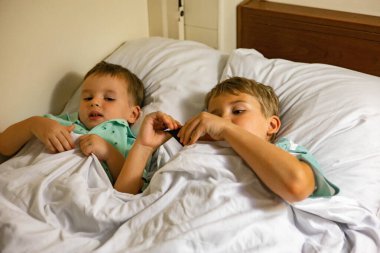 İki küçük kardeş lüks tren vagonunda uyuyarak trenle seyahatin tadını çıkarıyor.