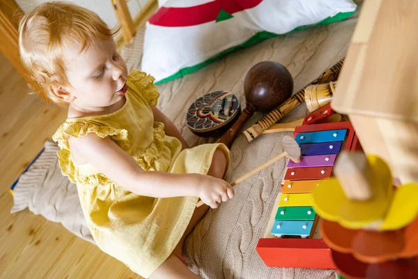 Милая девочка играет деревянные детские ксилофонные экологические игрушки Мария Монтессори материалы — стоковое фото