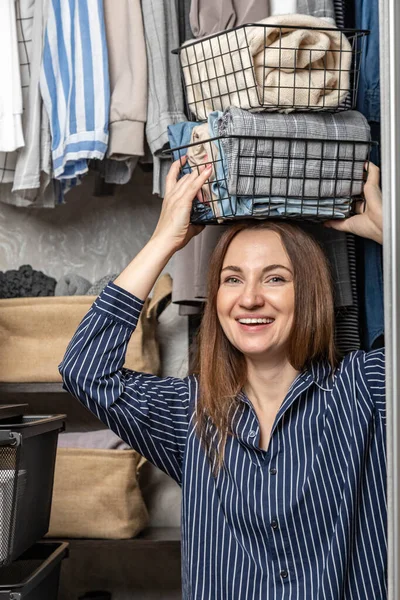 Lustige Hausfrau im Schlafanzug posiert ökologisch metallischen Korb für die Lagerung saisonale Schrankreinigung — Stockfoto