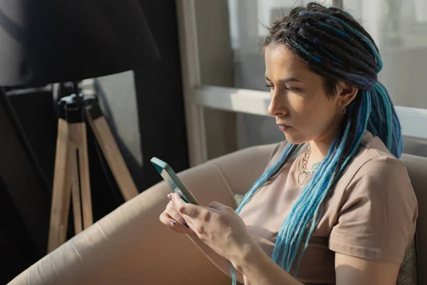 Selbstbewusste Hipster-Frau im Chat surft im Internet mit Smartphone-Tippnachricht mobile Anwendung — Stockfoto