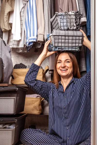 Funny ama de casa en pijamas posando cesta metálica ecológica para la limpieza de armario de temporada de almacenamiento —  Fotos de Stock